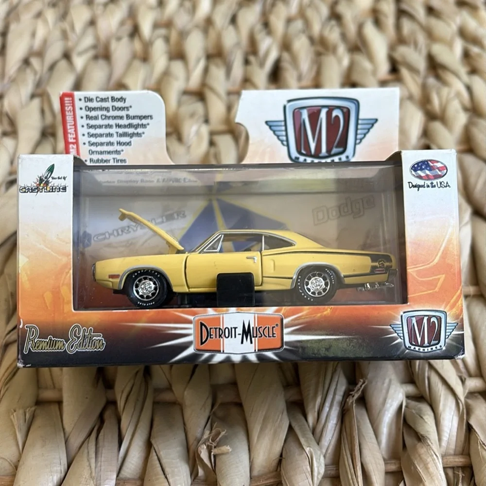 M2 Machines Detroit Muscle 1970 Yellow Dodge Super Bee 383 Premium Diecast Car